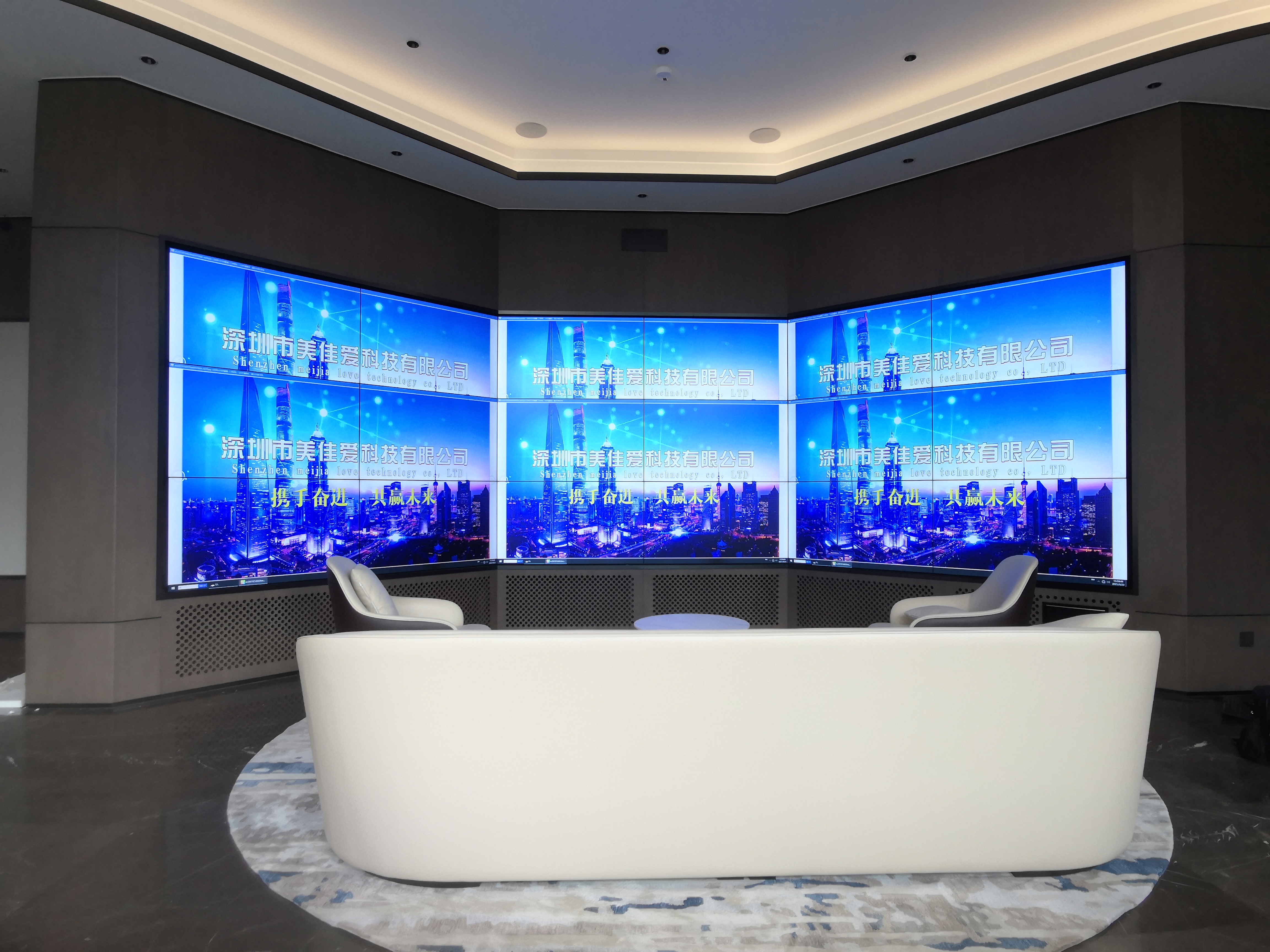 “無線投屏 vs HDMI接線：10人會議切換演示，哪種方式更讓老板崩潰？”